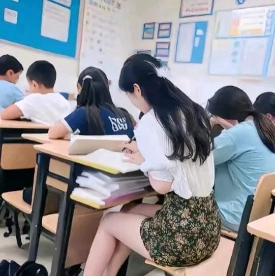 最近，去开家长会！我发现一个很奇怪的现象…小学的老师，基本都是女老师…除了
