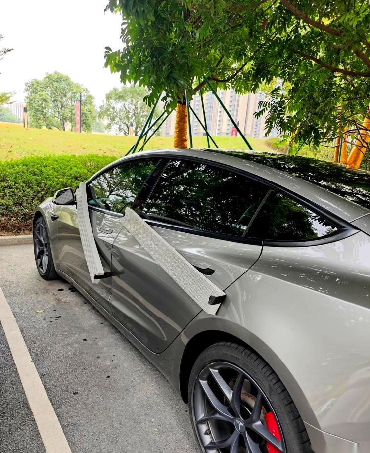 我敢说，每个在车门边贴这种东西的人，都经过了一番痛苦的挣扎很明显，贴上这种东西