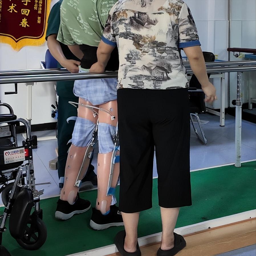脊髓损伤都是拖出来的！3点不关注绝对会后悔1.手脚突然无力很多患者都有过