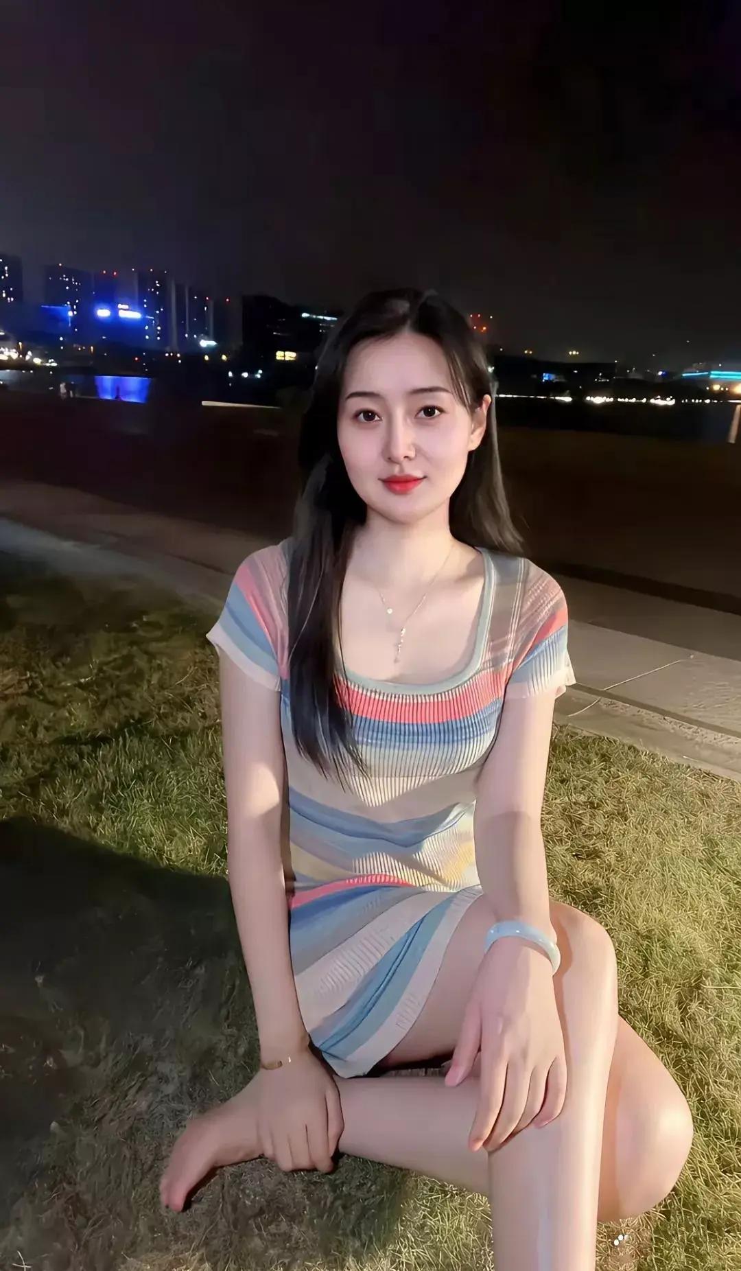 仲夏夜的草茵（现代诗）晚风拂过城市的喧嚣草茵铺开一片温柔的寂寥月光是轻