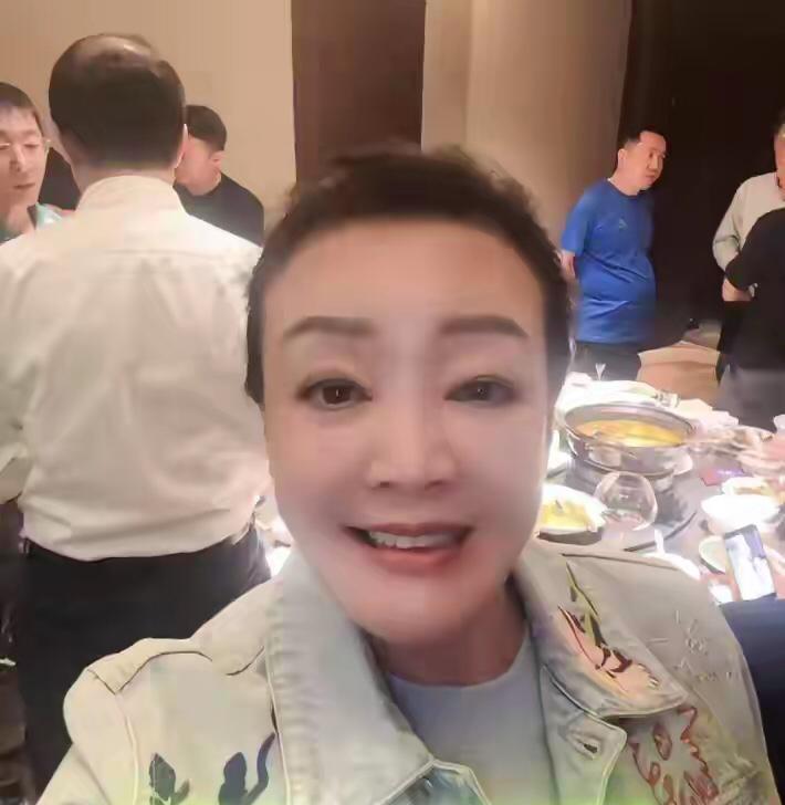 张兰直播时，网友说新儿媳不如前儿媳，她大笑挥手：“你们咋说都没用！关键我和我儿子