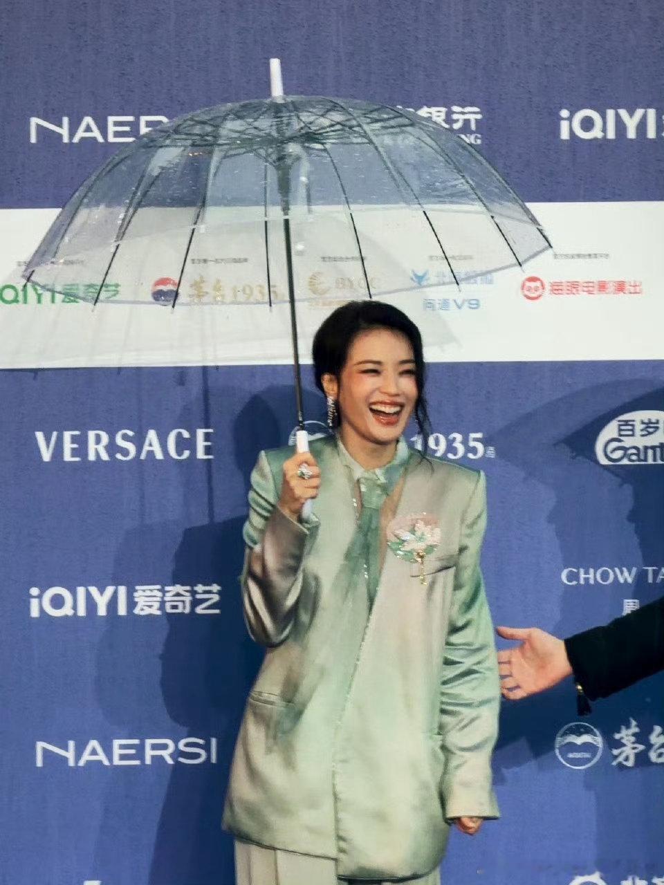 舒淇雨中回眸舒淇完全女王来的北影节红毯细雨朦胧的红毯，舒淇回眸宛若电影镜头。优雅