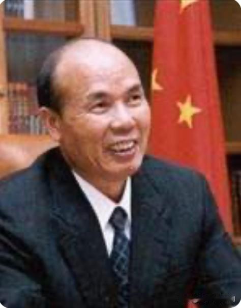 他23岁江西煤矿学院毕业。45岁任广西壮族自治区党委副书记兼南京市委书记。47岁
