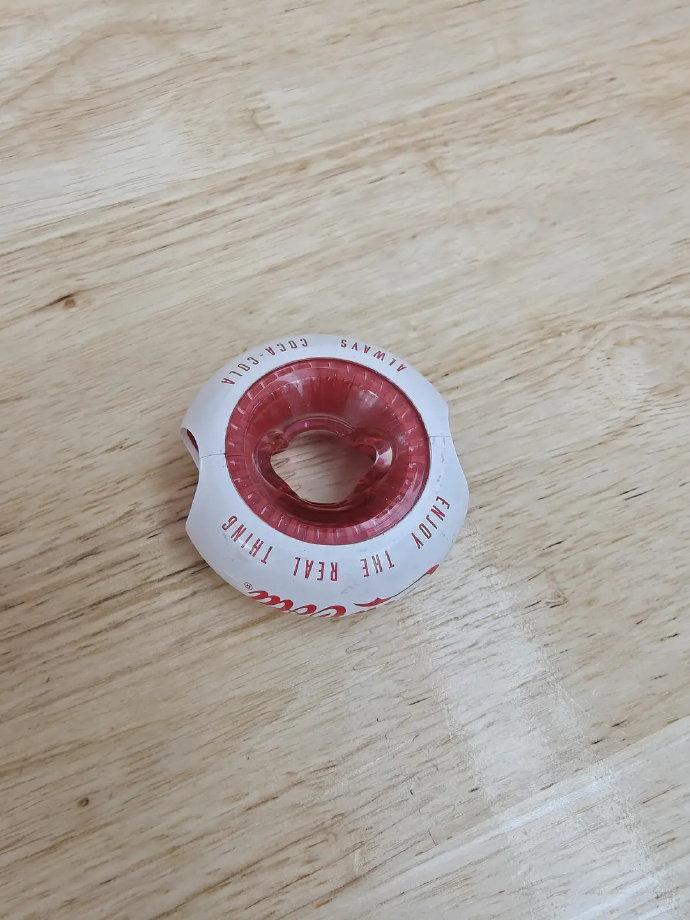 吃个饭给我整不会了……😅隔壁桌大哥走的时候，神神秘秘地在辣椒罐旁边留下了这个