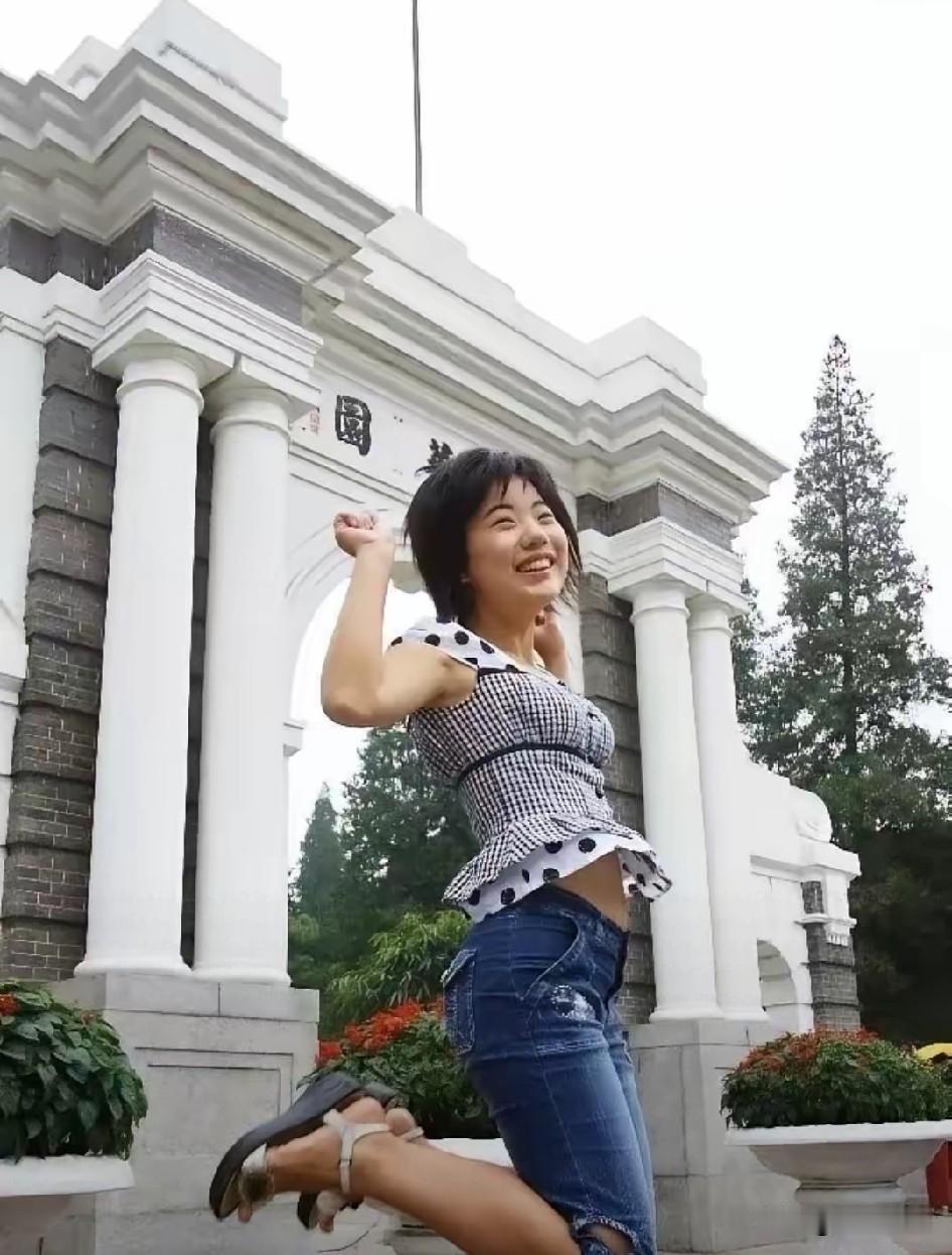 蒋方舟应该是唯一一个闻名已久，却不知道她有什么代表作的“著名”作家。少年成名却