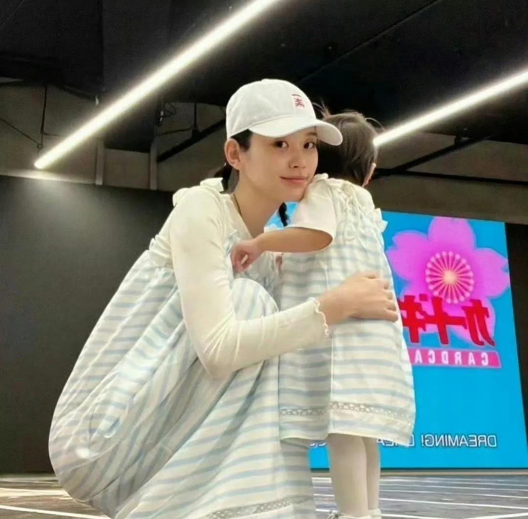 奚梦瑶与女儿一同以母女装示人，展现青春与活力。即便身为两个孩子的母亲，她依然保持