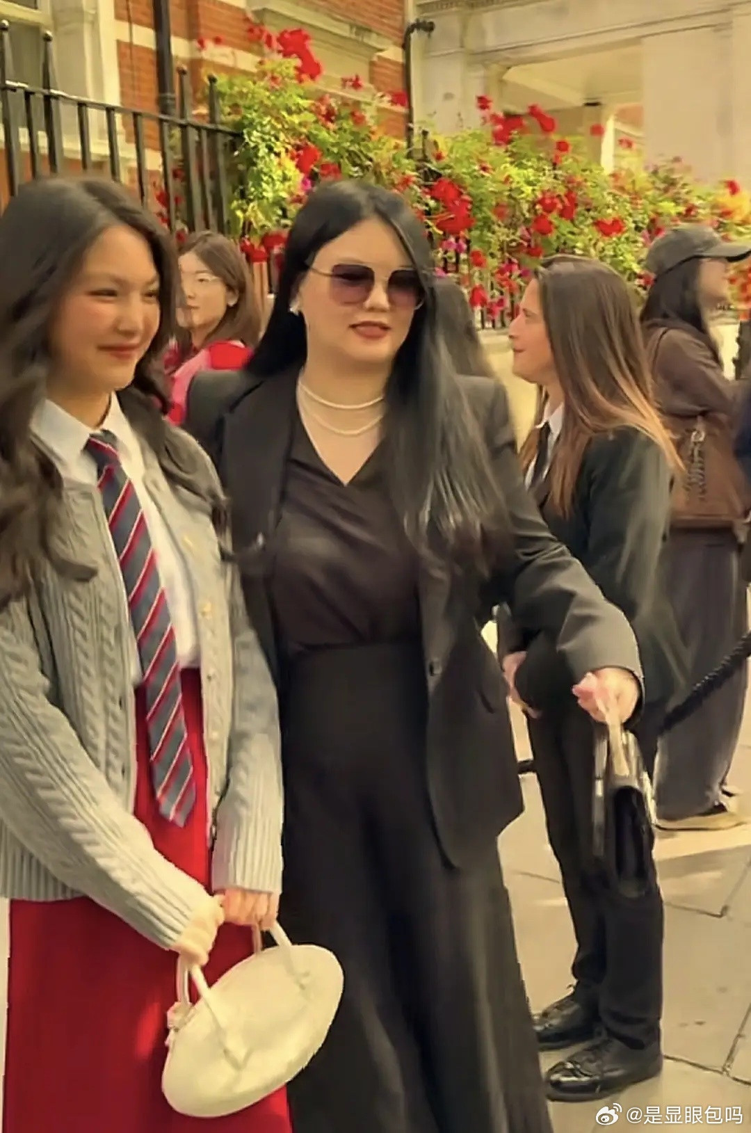李湘带女儿伦敦看秀，15岁王诗龄长相成熟，越来越有名媛范了很美！​​​