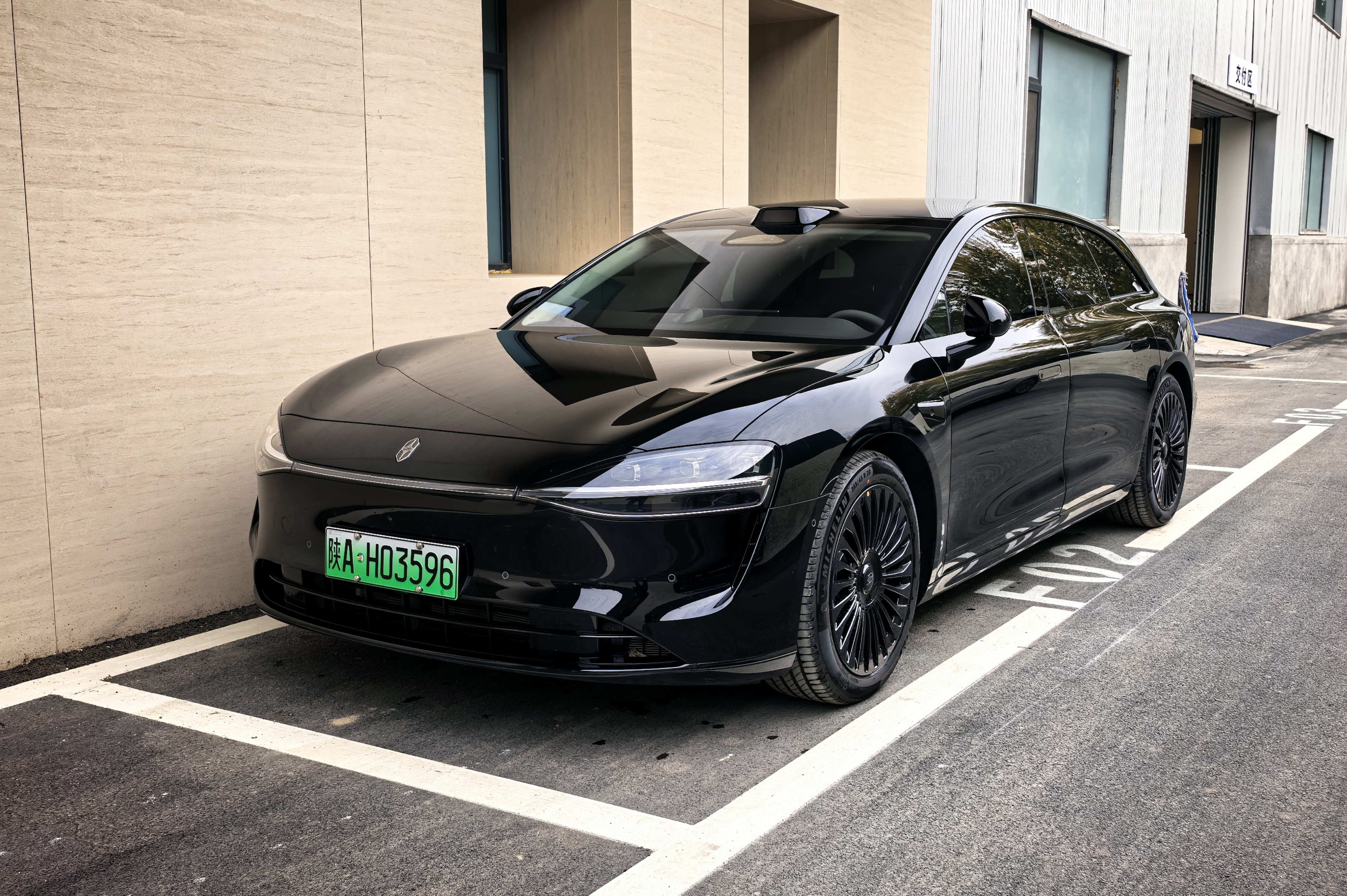 今天去店里复检车衣，给享界S9T洗了一下。黑色在北方很容易显脏，但洗干净以后，也