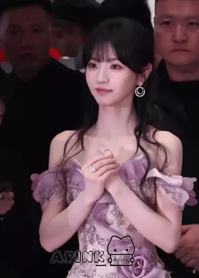 分享娱乐分享娱乐田曦薇穿紫色抹胸长裙出席活动,温柔甜笑超明媚