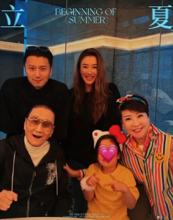 谢婷婷一家过圣诞，半岁儿子肉脸白胖像爸爸，小7岁男友细心喂奶