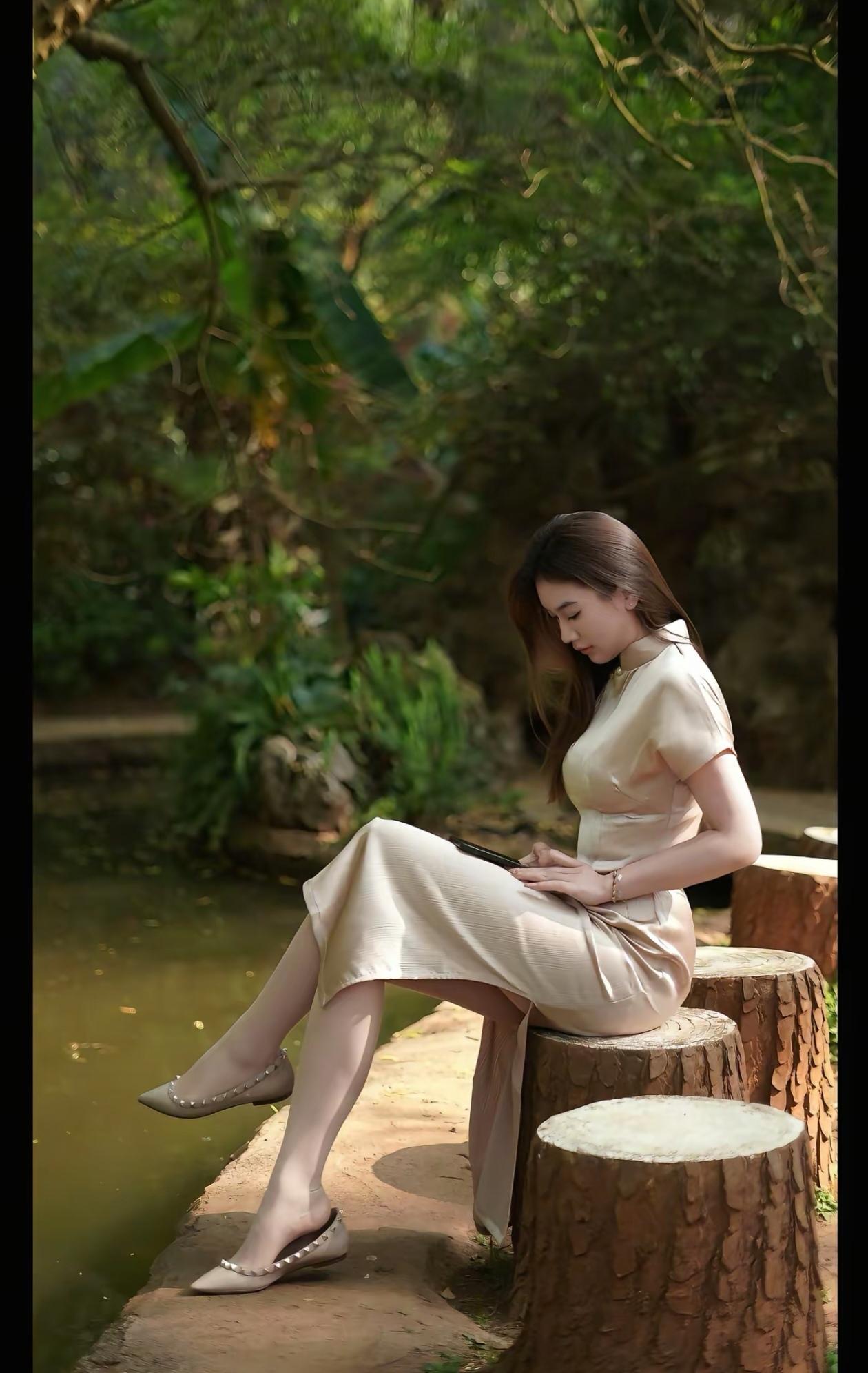 静坐林间，沉思时光，优雅与自然相融合。