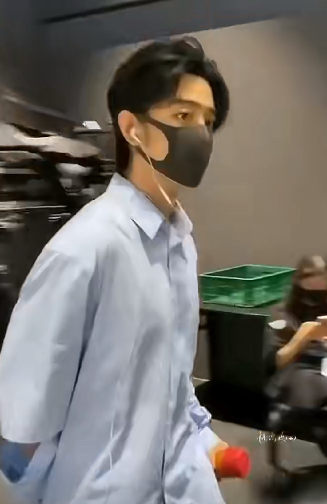 口罩根本挡不住肖战的颜值暴击眉眼自带氛围感，骨相优越到无可挑剔低调走路都自带高光