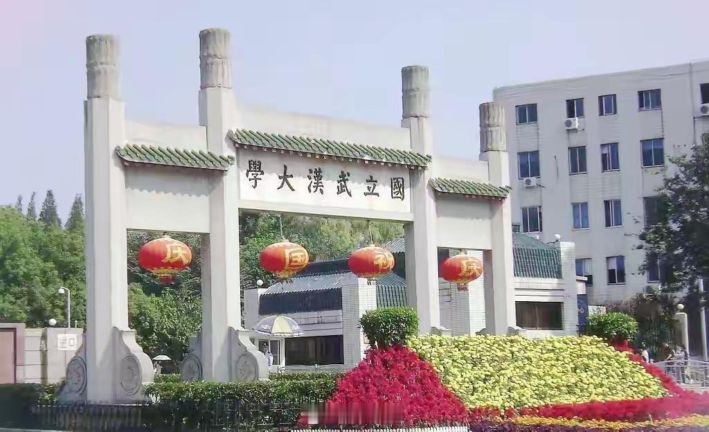 女儿要去武汉上学了，经过沟通决定每月给生活费2500元，明细如下：1. 餐费：