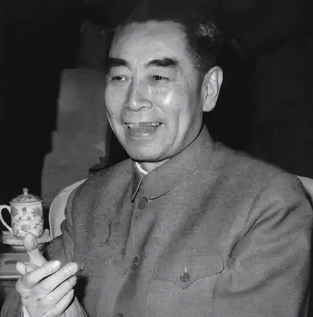 鲍靖中把周恩来送出浦东后，连夜回到团部，装作若无其事。第二天消息传开，师部炸开了