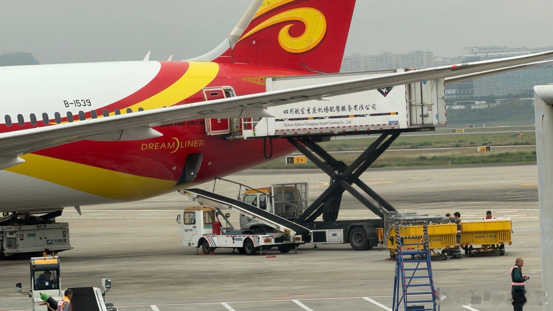 虽然飞机上的航餐盒饭可能并不算好吃，但至少可以放在车里被人推进机舱，而不用连滚带