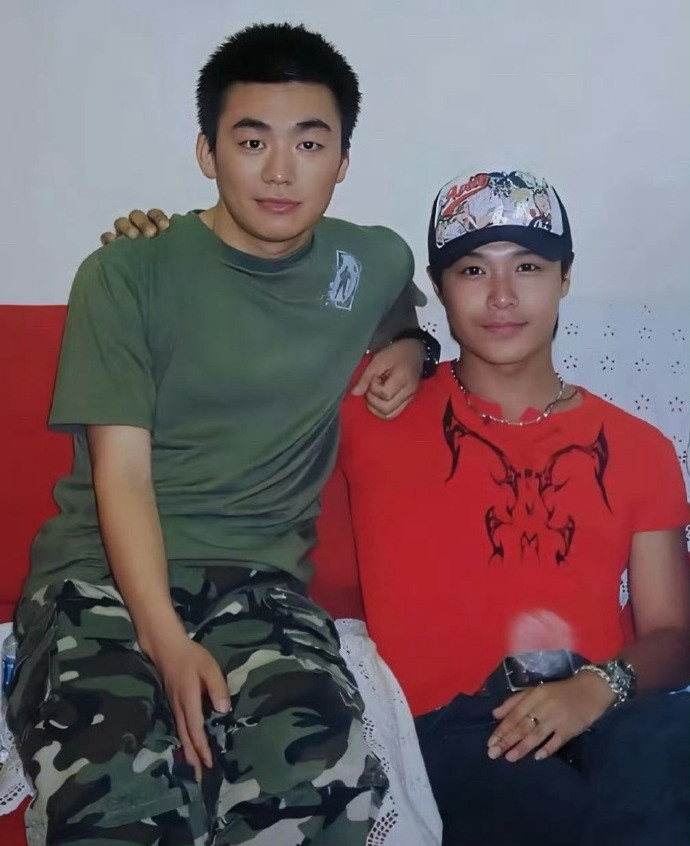 王宝强和陈思诚年轻的时候，感觉两个人都挺帅。​​​​