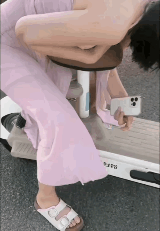 这可得记住了长裙和电车不可以搭配容易出问题