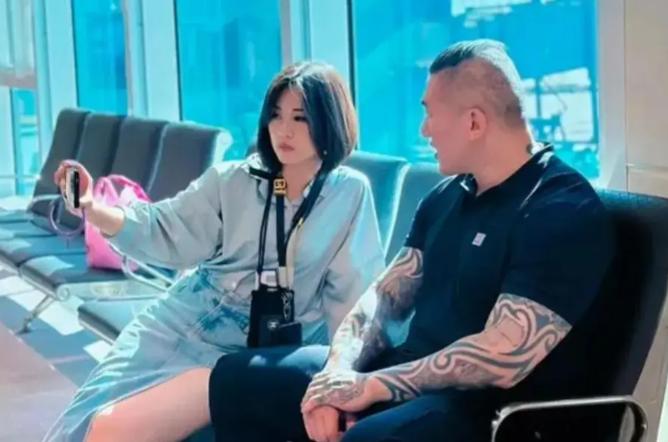 中天小姐姐愁容满面！中天小姐姐发视频说网络真可怕。她的本意是想把真