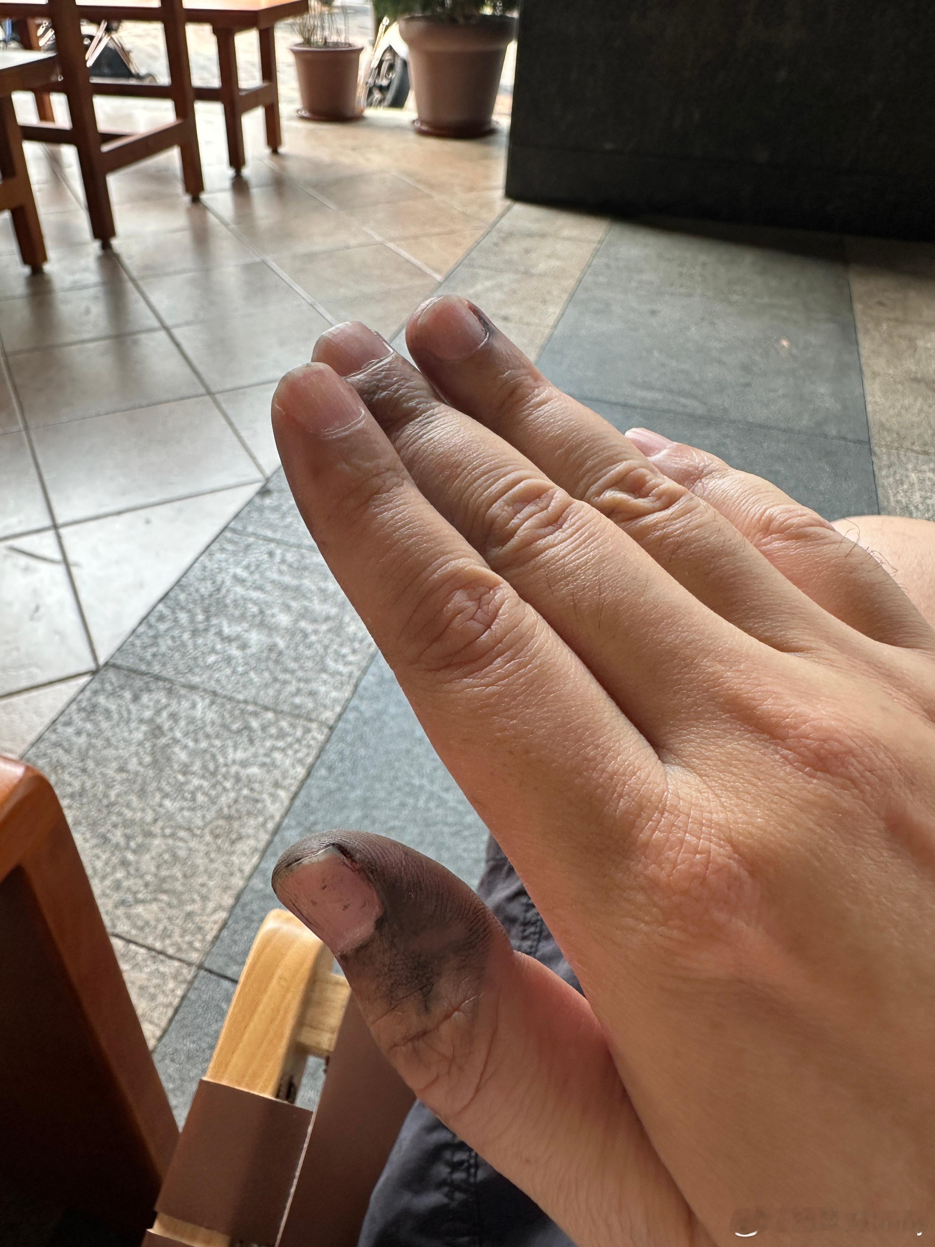 刚才车掉链子了，我急中生智修理好结果没地方洗手就过来喝咖啡了小哥看着我的手似乎有