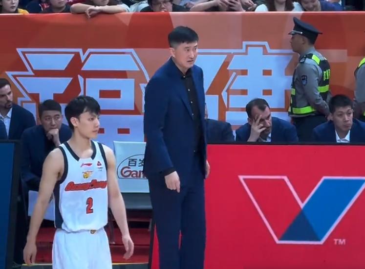 杜锋的赌桌上，一边是19岁奇兵，一边是公开辱骂，广东北京生死战前，杜锋的用人让不