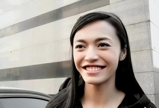 一次，姚晨参加郭德纲的节目，被观众起哄：“亲一个，亲一个！”郭德纲吓得赶紧摆手：