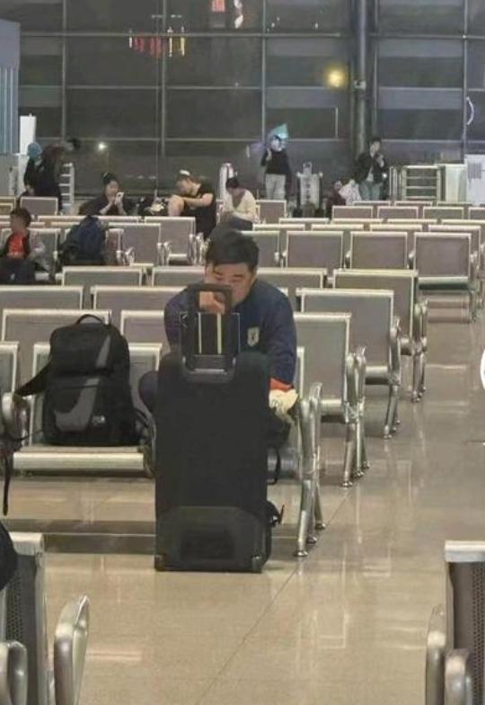 回济南的候车站，韩鹏落寞的身影孤独又无助，仿佛落单一样，心事重重，实在让人同情。