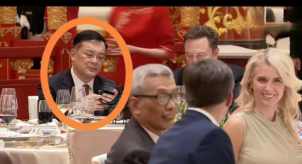 曹晖坐在马斯克旁边，马斯克是个社恐，根本不搭理人，他只好玩手机了，成年人的尴尬手