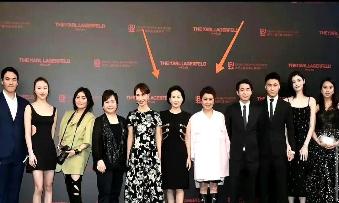 何超琼这一伸手，豪门宫斗的剧本都不知道该怎么写了。上葡京那个晚宴合影，四太站