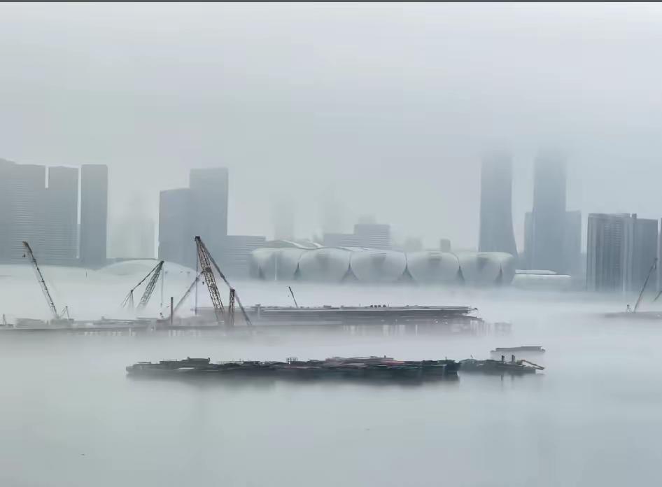 昨天的杭州钱塘江，云雾缭绕，宛若仙境。原来杭州进入梅雨季，湿气非常重，江面上都