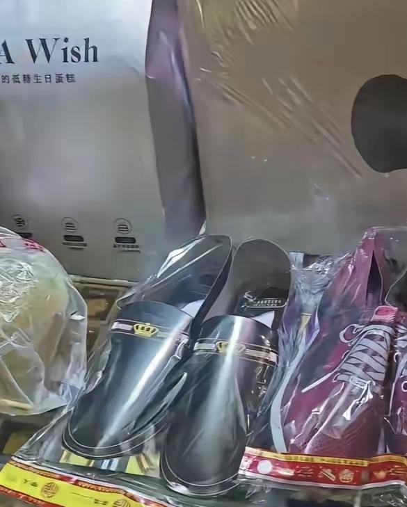 我们正在用他生前最抗拒的方式‘帮’他他活着时缩在不合脚的鞋子里被天价