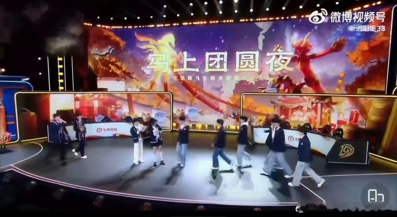 周深学长你的麦爆了周深拿到话筒那一刻，整个场馆的音量阈值都被重置了。他不是在说