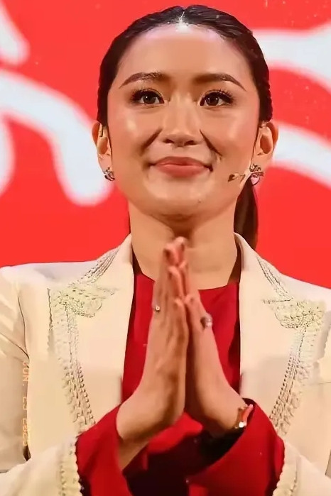 万万没想到，佩通坦如今最应该千恩万谢的，不是她父亲他信，也不是泰王，而是她背后的老公皮塔卡~