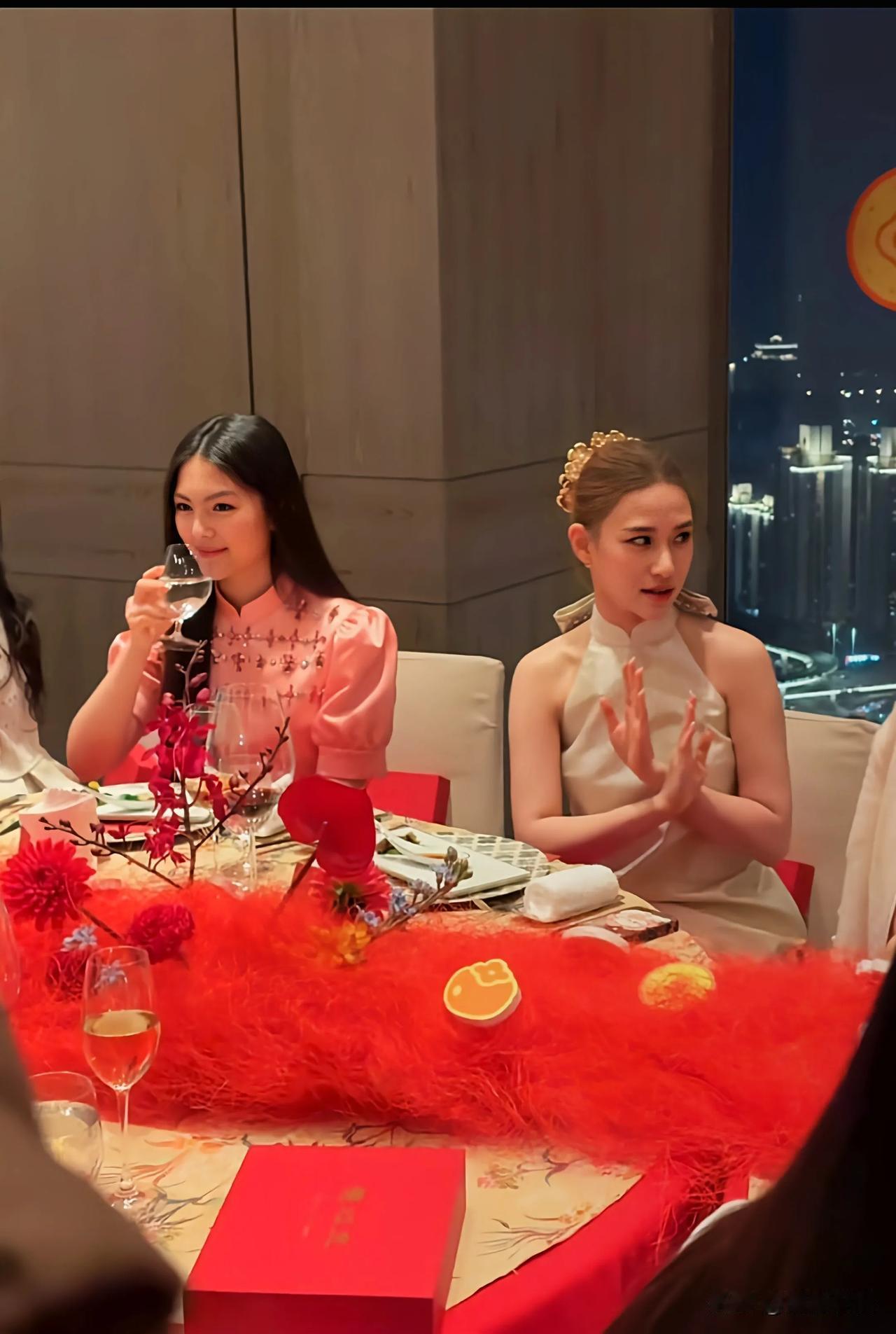全网最会投胎的两位“千金”相聚了。李湘的女儿王诗龄和赌王女儿何超莲同场出席活动