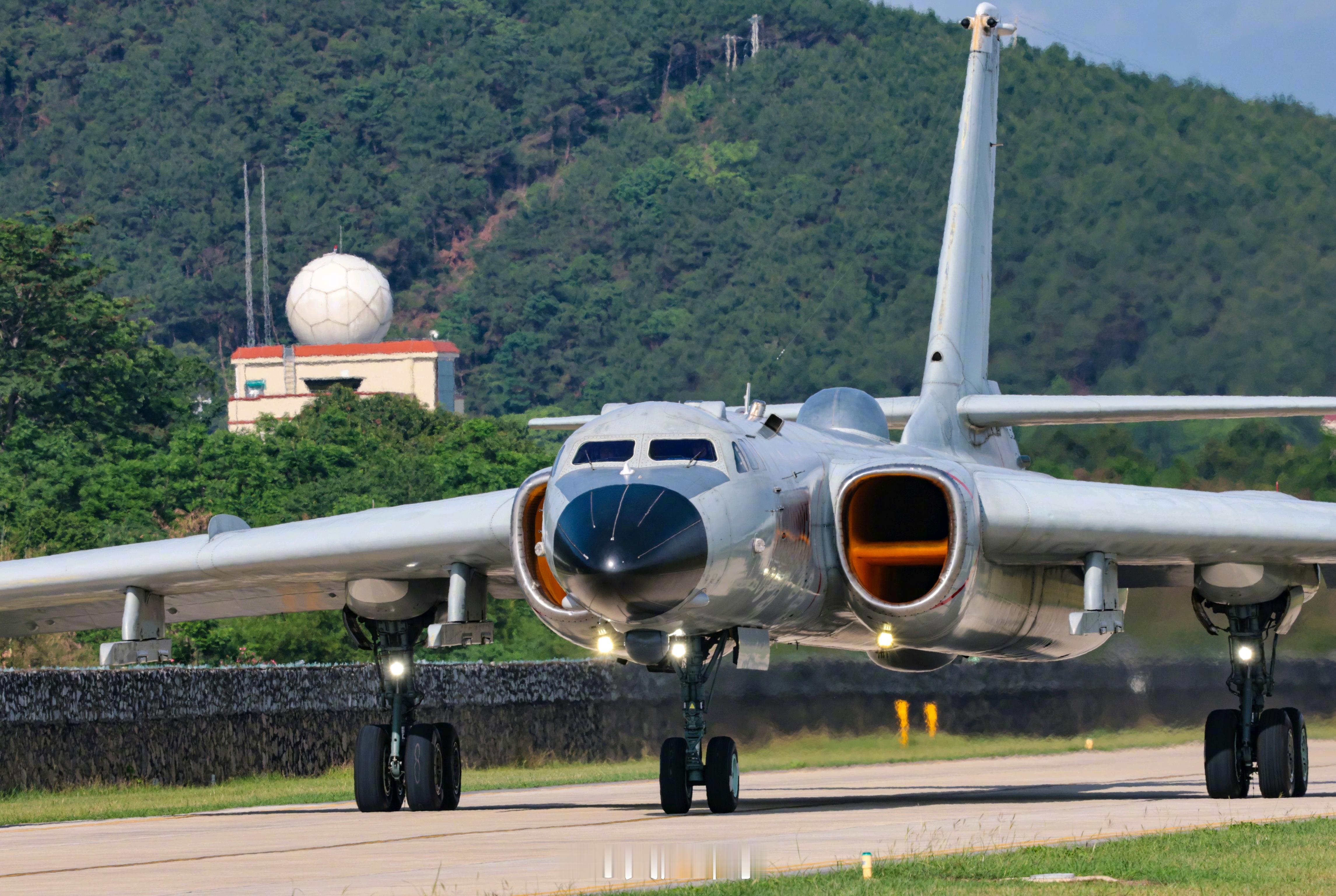 近期“六爷”宣传南部轰-6J、轰-6G/L、轰-6KG（空射鹰击-21），中部轰
