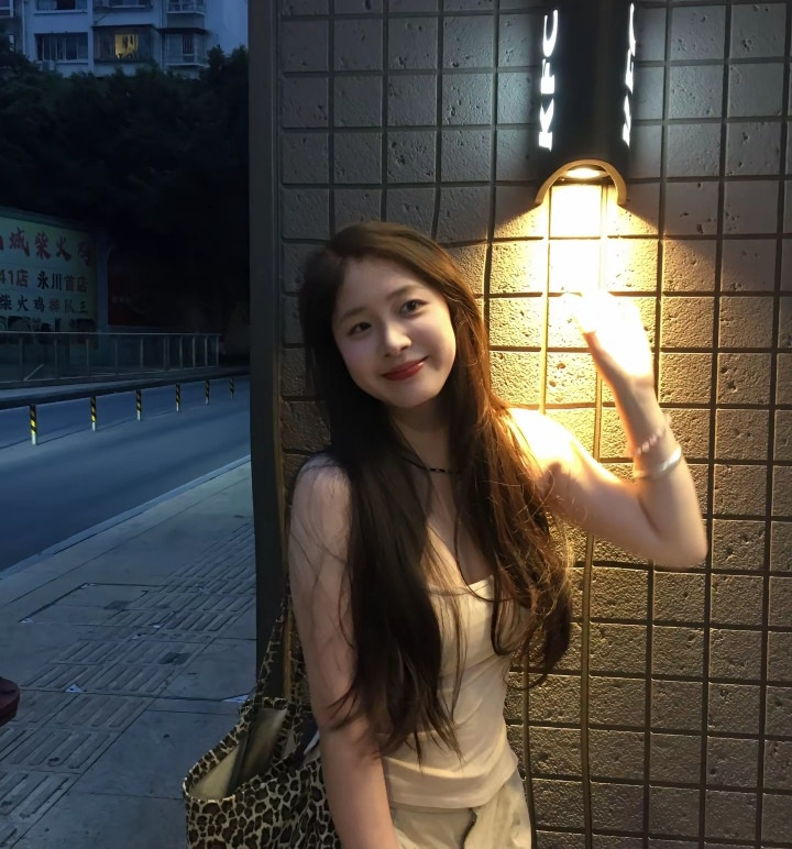 路灯下的小姑娘
