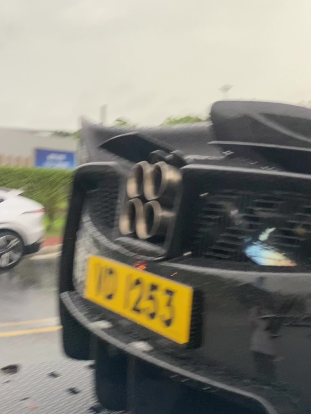 雨中的艺术品——帕加尼Huayra Roadster 100di100