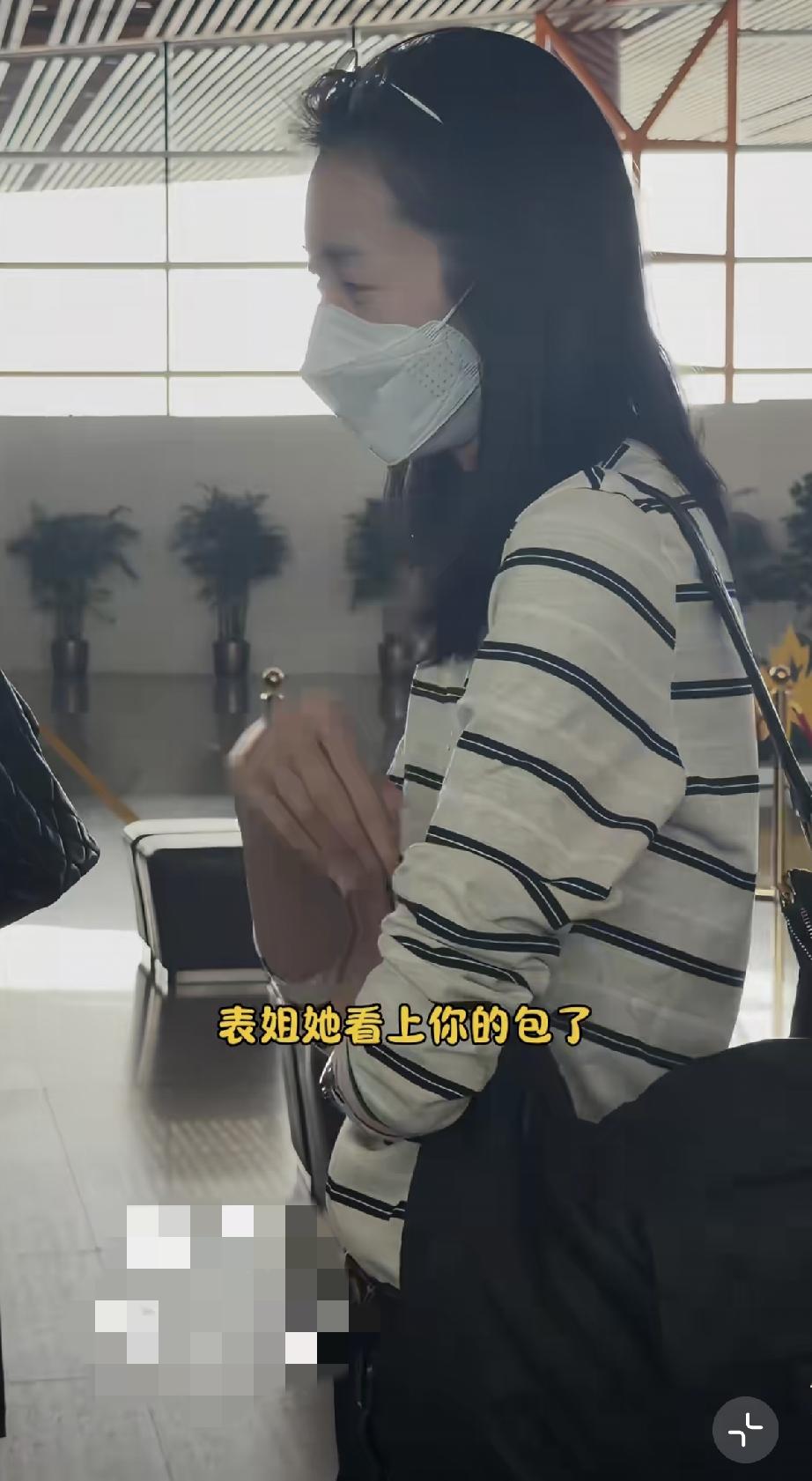 9月22日，刘雯素颜从北京机场出发，皮肤好黑，眼袋重，但情商高，粉丝看上她的包了