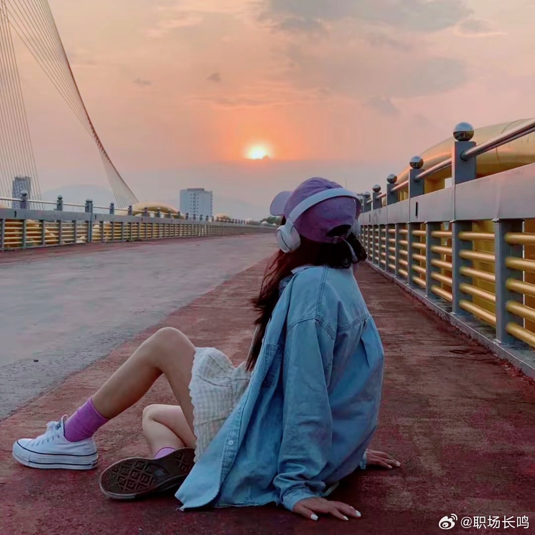 致所有打拼的你：上班图什么？不过是为了生活，为了兜里有钱、心里有底。同事的闲