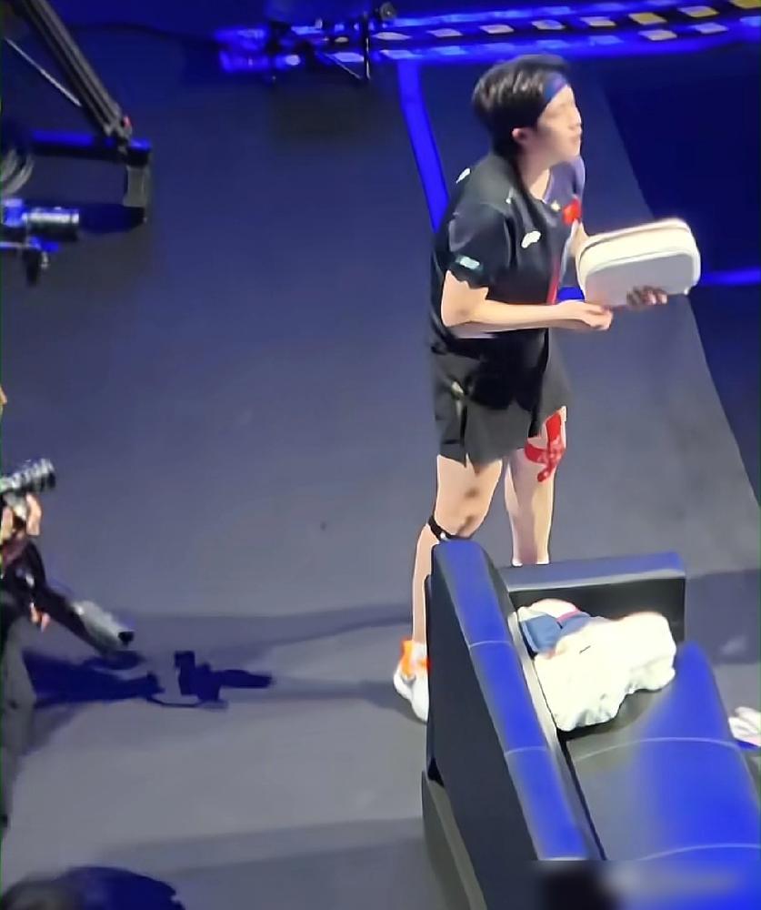 王楚钦的球拍，必须被踩断。甚至，一次都不够。你看到的是一个天才的至暗时刻