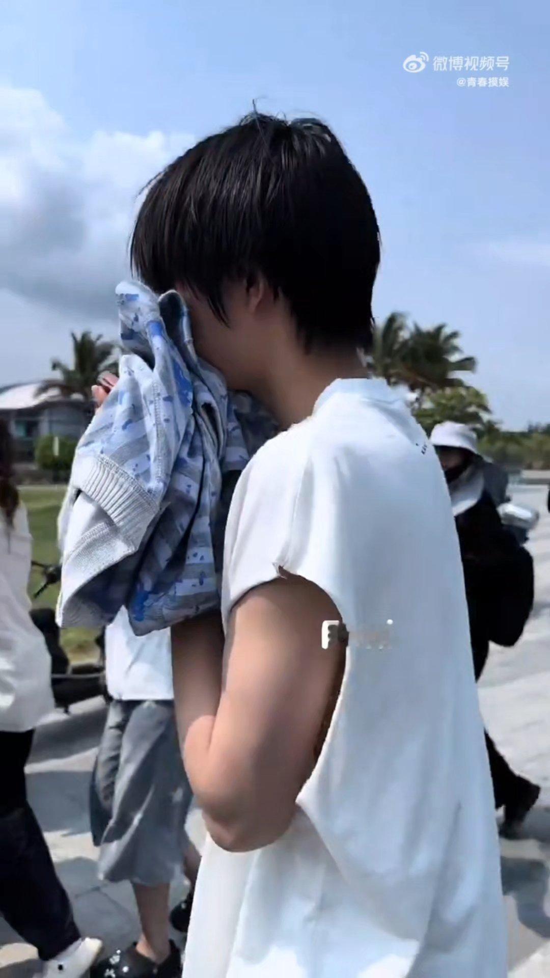 陈奕恒15岁肌肉好家伙，陈奕恒也太自律了吧，这肌肉线线条流畅得不像话，引体向上轻