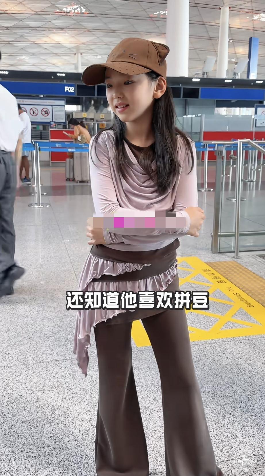 9月12日，小酒窝现身北京机场被偶遇，她结束了工作要回学校了，被指说话太社会化，