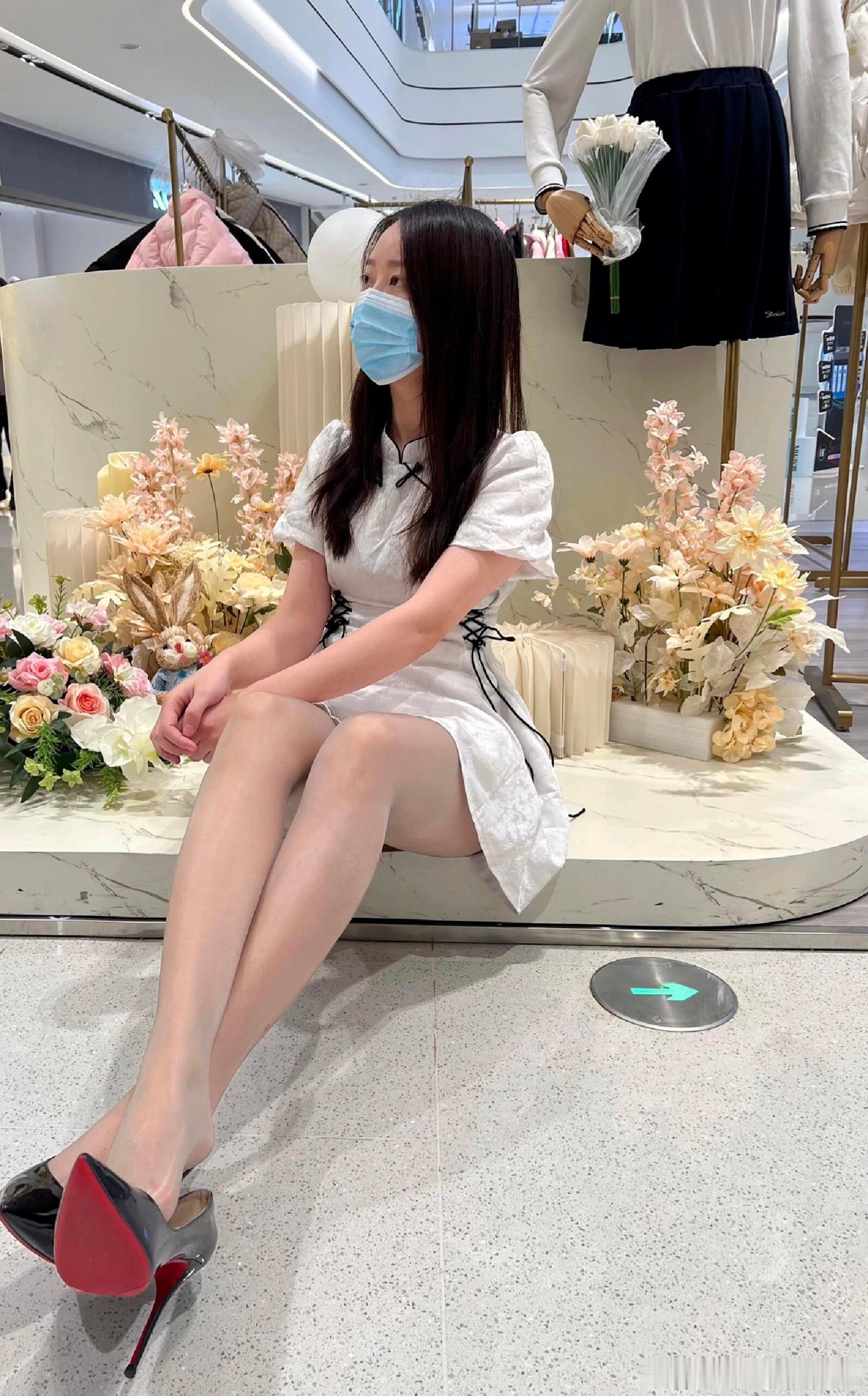 穿上丝袜就不觉得商场里空调冷了～​​​