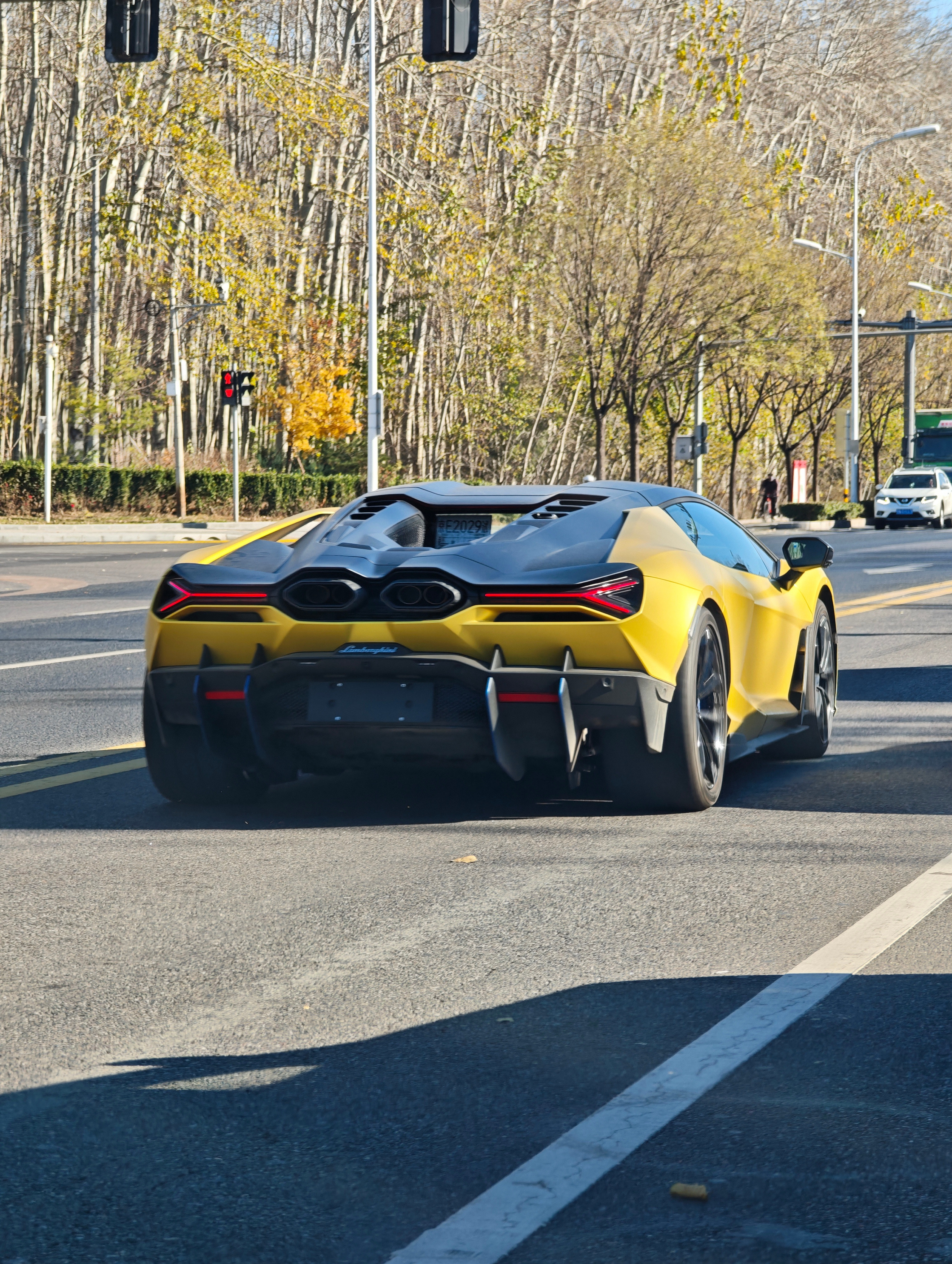 路遇全新大牛尾部没有埃文塔多的鱼骨灯那么犀利，车头也没有埃文塔多那么极致低趴即便