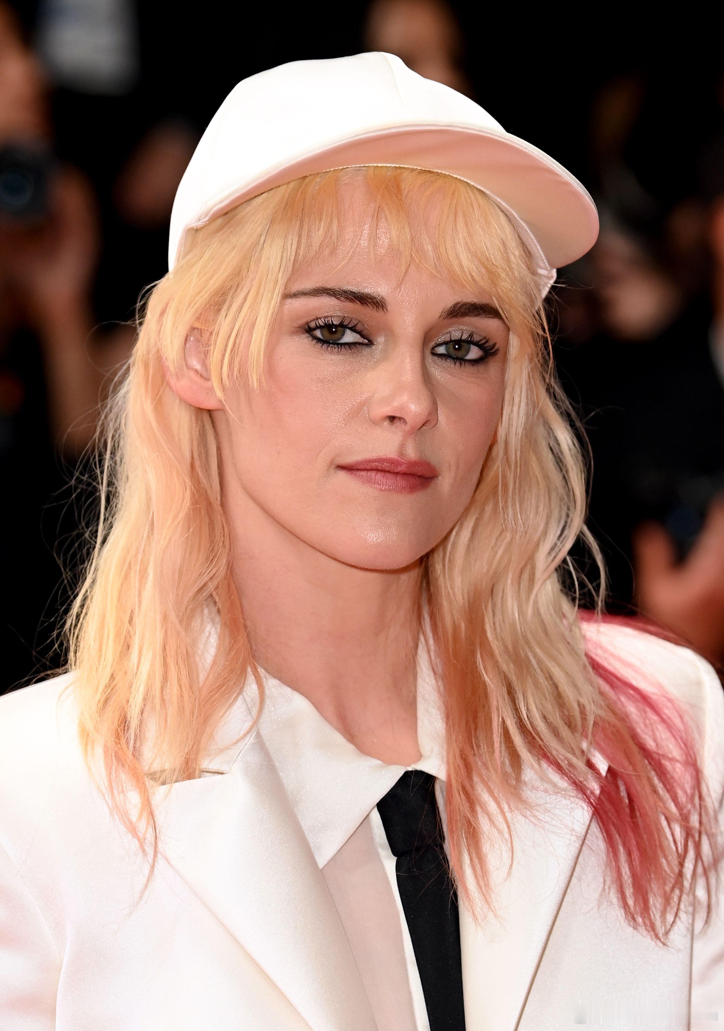 KristenStewart克里斯汀斯图尔特在戛纳电影节期间，带着自己作品《t