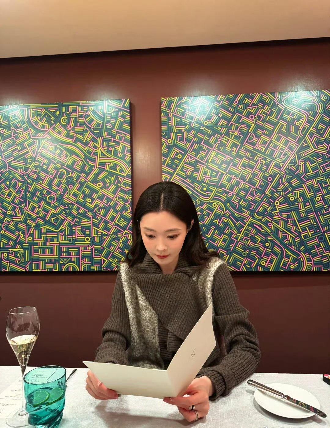 这两什么情况呀，咱也什么都不懂呀？居然上热搜了！！！