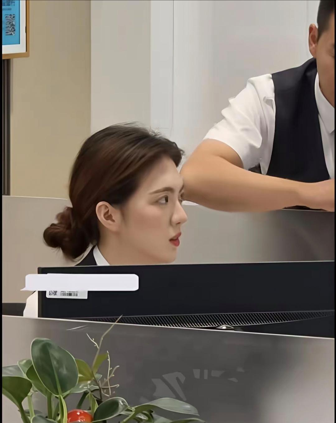 新来的女同事，业务流程不是很熟悉，很多人都愿意教她。同事之间就应该这样和谐相处。