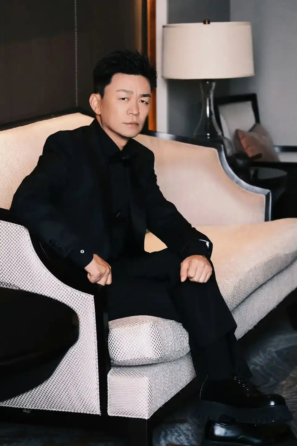 王宝强真是个知道感恩图报的人冯小刚的新片《抓特务》上映后静悄悄的没人看，王宝强二