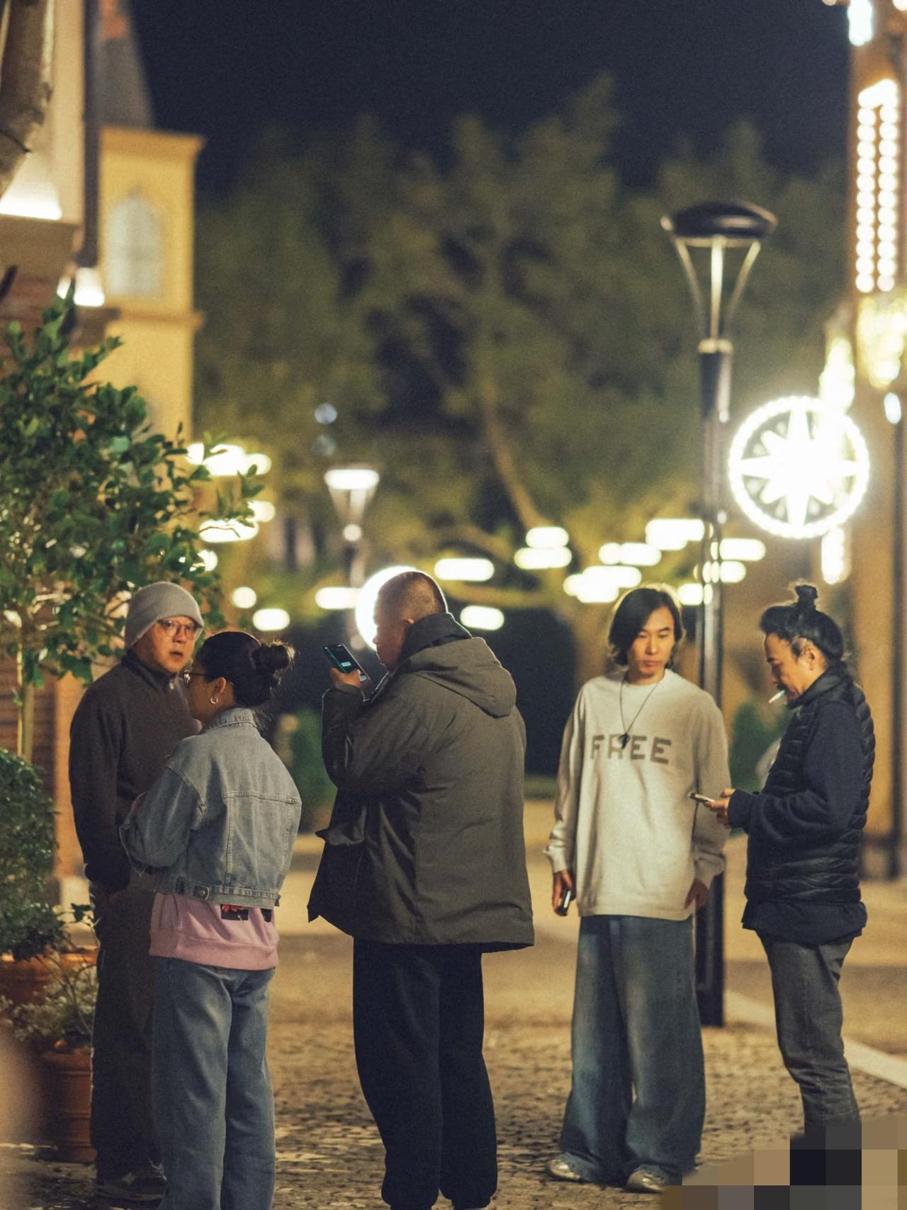 窦唯罕见露面，戴王菲同款毛线帽子，成了发福的大叔，没有摇滚天才的气质了!1月