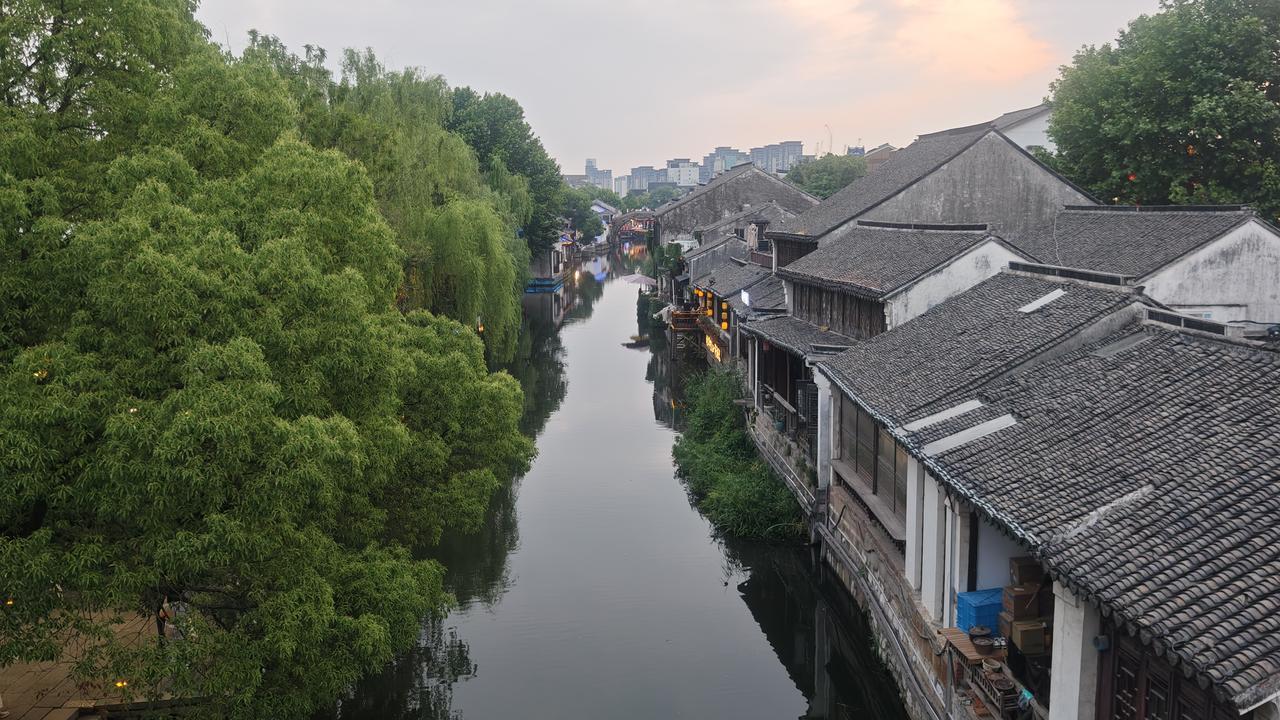 我们原打算去乌镇，毕竟乌镇名气更大些。但看网上评论，乌镇商业化已经很极端了，而南
