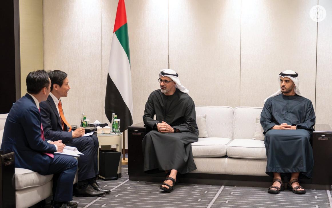 阿联酋王储哈立德与雷总同框！4月14日王储哈立德在北京见小米老板，长衫配凉鞋造型